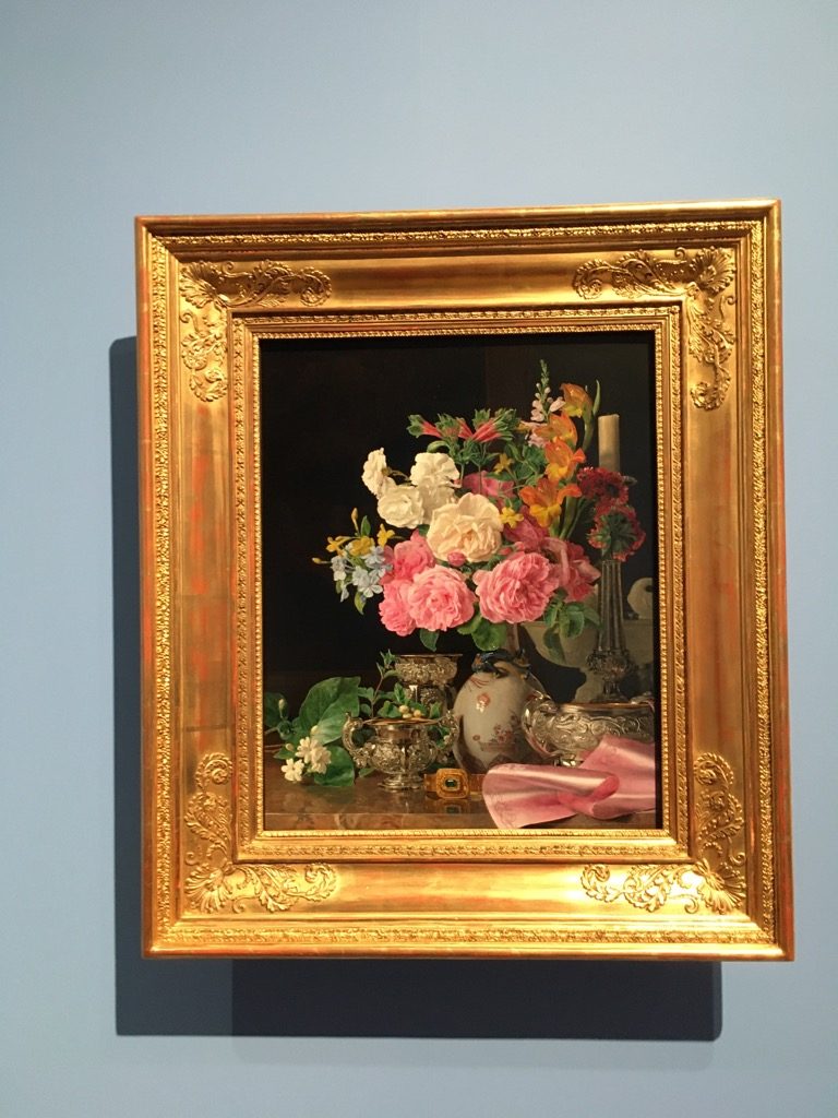 フェルディナント・ゲオルグ・ヴァルトミュラー　《磁器の花瓶の花、燭台、銀器》